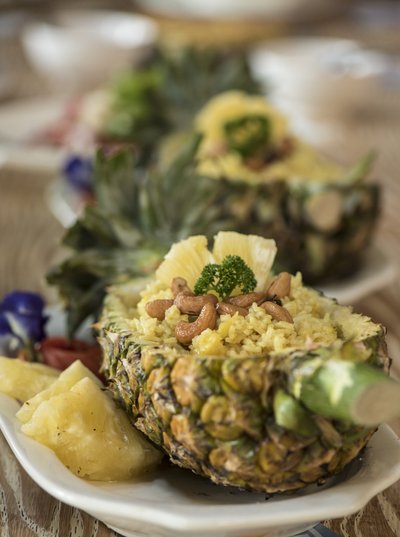 Nuudlielamustele lisaks pakub Chanthaburi Aasiale iseloomulikku riisi – näiteks efektselt ananassi sees serveeritult, mida Koff House Bar and Eatery kokad oskavad meisterlikult.