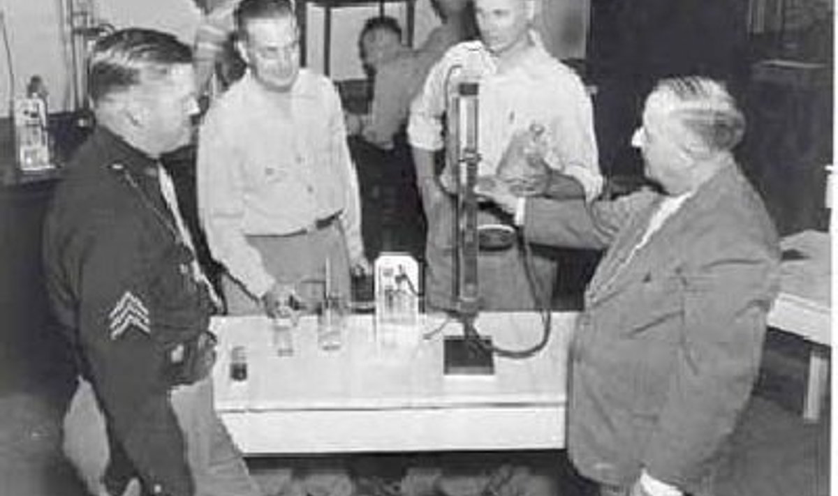 Esimese alkomeetri esitlus 1938. aastal (foto: breathalyzer.org)