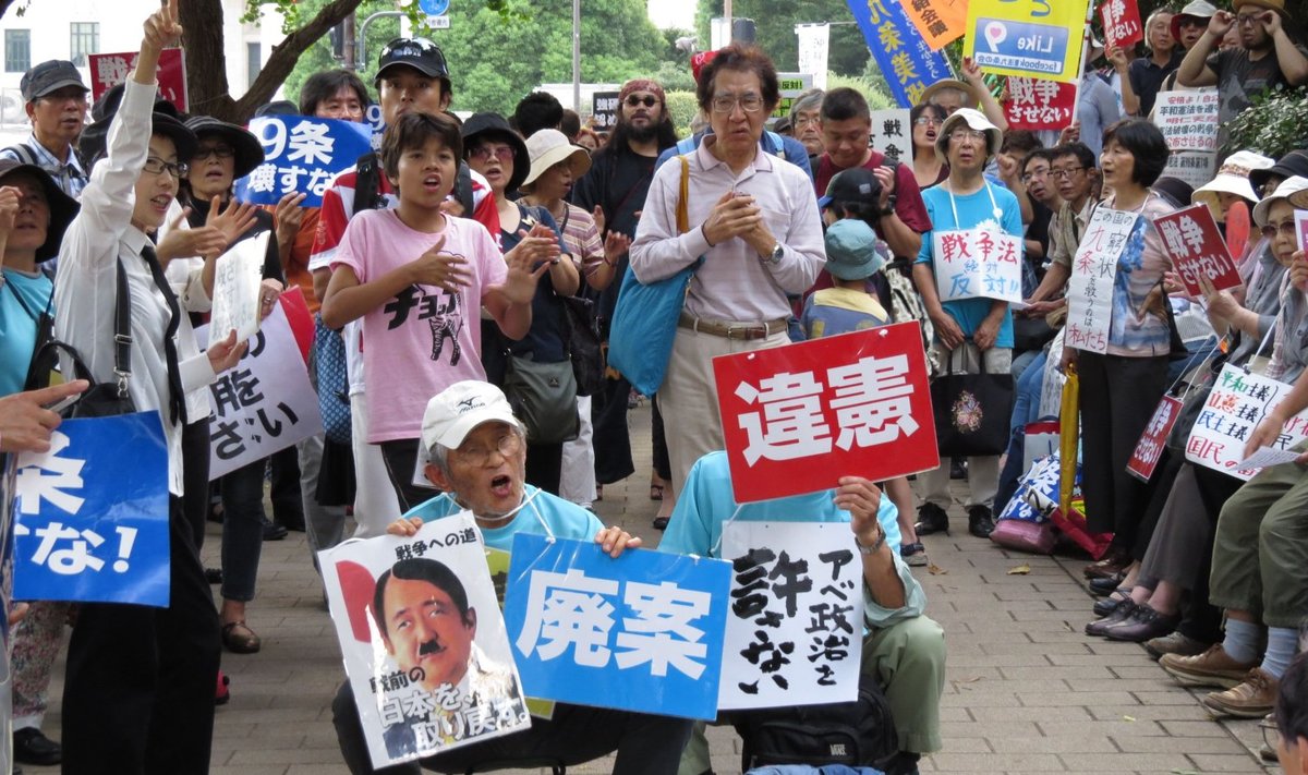 Протест против инициативы Синдзо Абэ в Токио