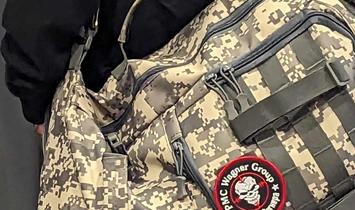В аэропорту Вильнюса был замечен человек, на сумке которого был шеврон с символикой российской частной военной компании "Вагнер".