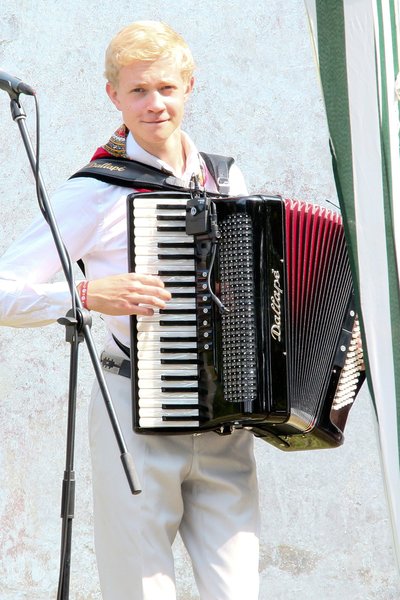 Kihnu virve esines Saaremaal, Tiirimetsa koolimaja juures kontserdiga. Pärast külastas Virve koos oma ansambliga Roolipiigade asutajat Juuli Pihla
