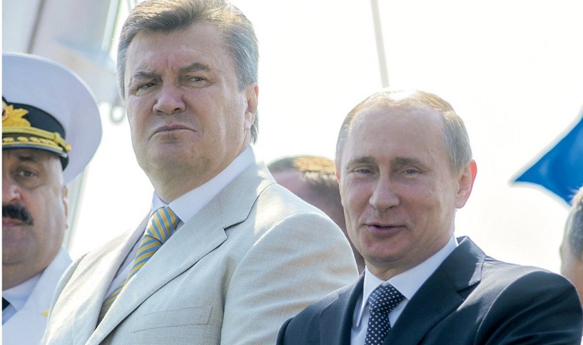 Putin ja Janukovõtš kohtuvad tihtipeale ka täiesti ametlikult. Näiteks seisid nad juulikuus Sevastopolis sõbralikult kõrvuti kahe riigi laevastike pidupäeval.