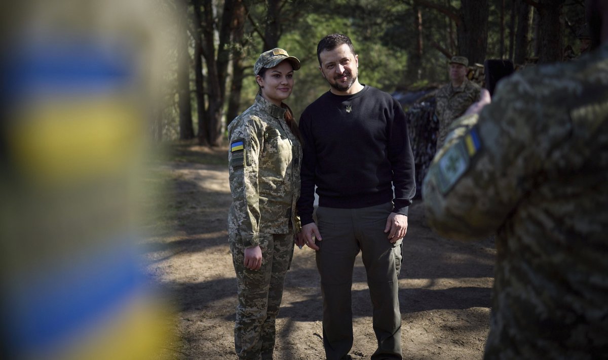 OMADE SEAS: Zelenskõi on lubanud, et otsustab sõja saatuse üle nii nagu rahvas tahab. Rahva toe ja usu kadudes langeks ka vägede moraal ja võib kahaneda edu lahingutes. Kui kaua rahvas jaksab? Fotol koos Urkaina sõduriga Poola-Valgevene piiride lähistel Ukrainas.