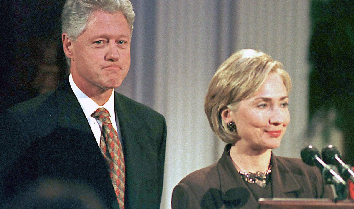 USA president Bill Clinton koos abikaasa Hillaryga 1998. aastal. Järgmise aasta algul mõistis USA senat Bill Clintoni õigeks ja ta jätkas presidendi ametis.
