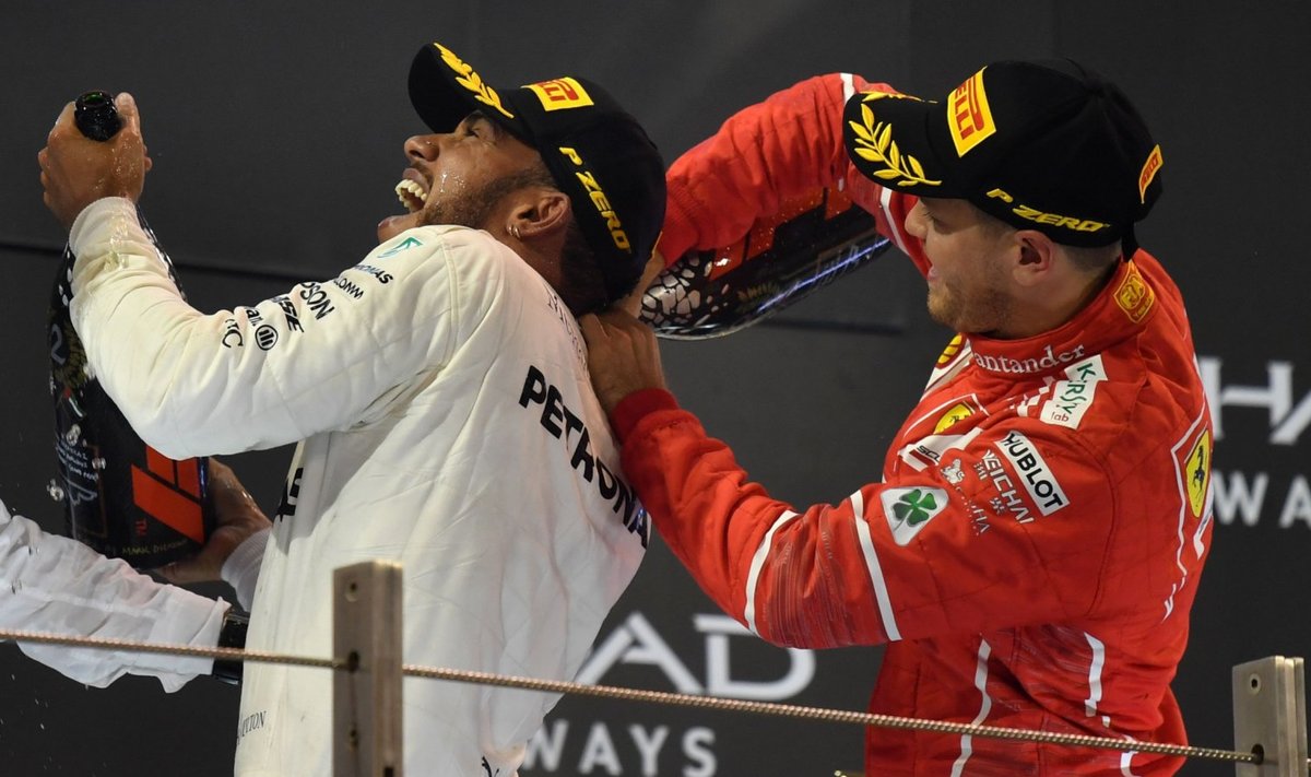 Maailmameister Lewis Hamilton (vasakul) saab Sebastian Vettelilt šampanjat krae vahele.