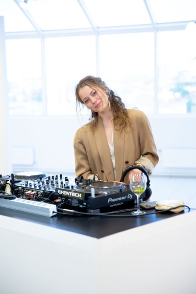 DJ Henessi Schmidt tegi maheda muusikaga kõrvale pai.