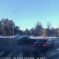 ВИДЕО | Водитель BMW, забравшийся на дерево, находился в состоянии наркотического опьянения