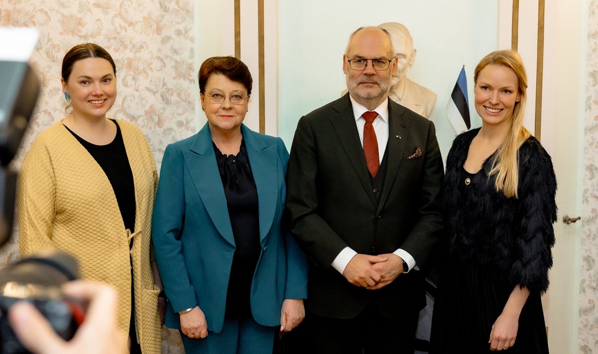 President Alar Karis andis Tartus Eesti kirjandusmuuseumis üle rahvaluule kogumispreemiad eelmise aasta eest ja kuulutas välja vanavanemate lugude kogumise. 