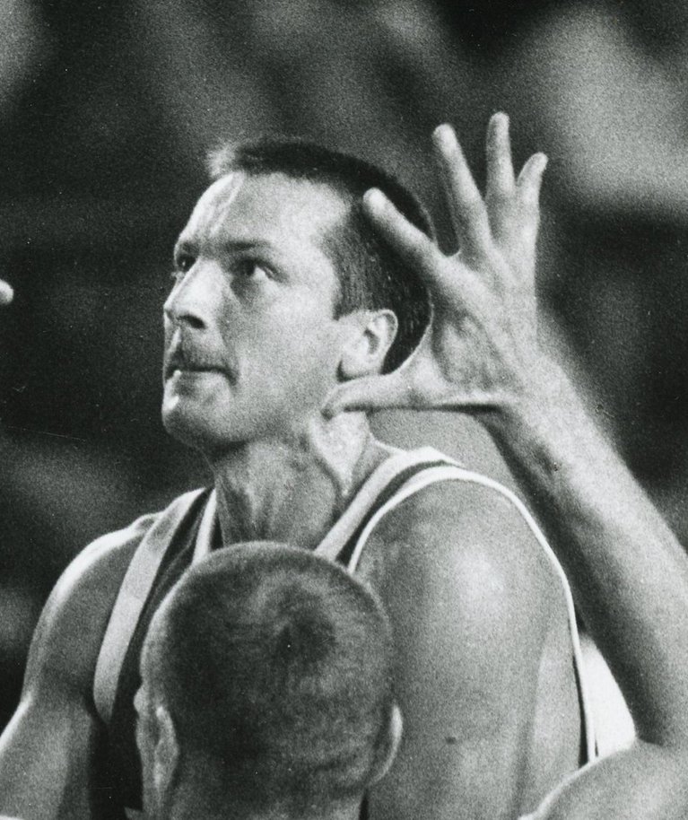 Tiit Sokk oli oma kõrgajal Eesti parim korvpallur. 1993. aasta EM-i finaalturniiril jäi tal aga mängimata.