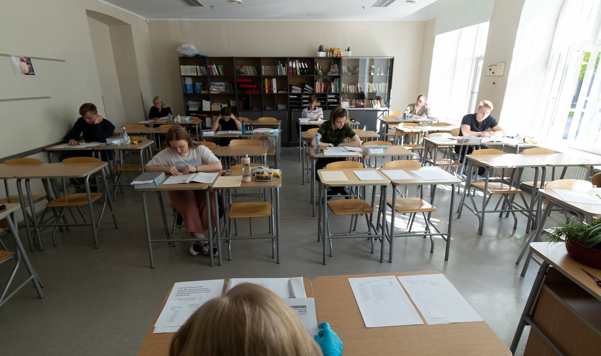 Lõpukirjandi kirjutamine Tallinna 21. koolis.