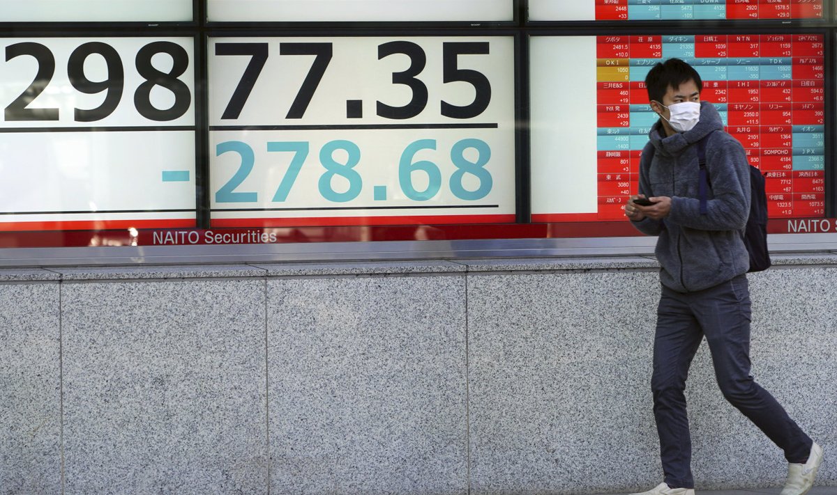 Mees möödub Tokios börsiinfo tabloost