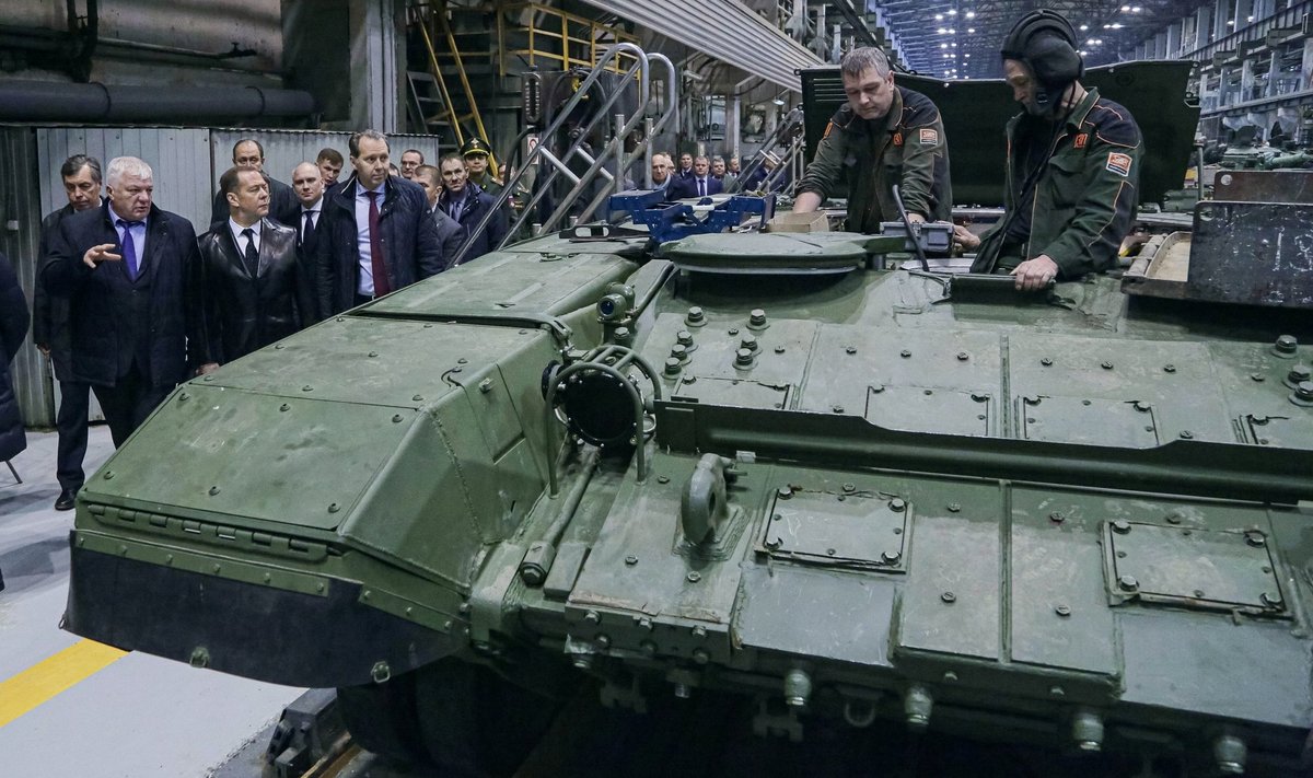 Vene julgeolekunõukogu aseesimees Dmitri Medvedev Uralvagonzavodi tehases. Paljudes tehastes tehakse lisatunde ilma ametlike "erimeetmeteta", vahel ka palka maksmata.