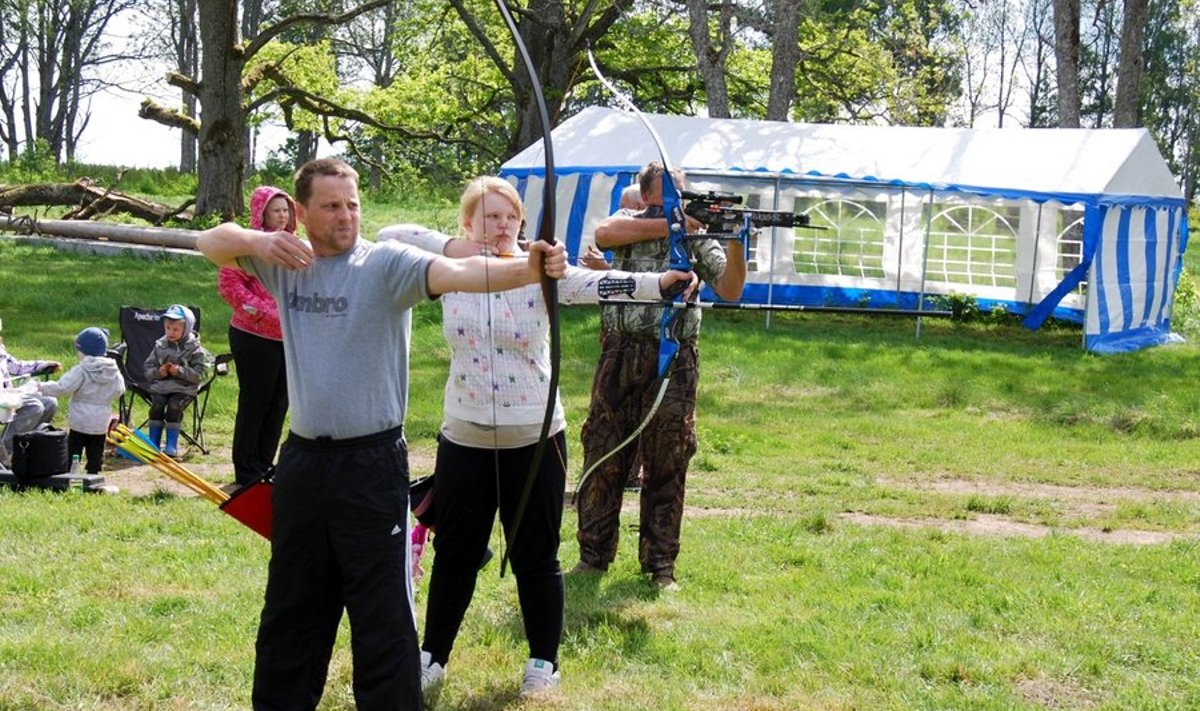 Mulgi spordiseltsi liikmed eelmisel kevadel Kuritse laskerajal vibulasketreeningul. Foto: Uno Rääbus