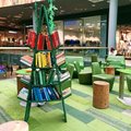 Буккроссинг от НКО „Ласнаидея“: в торговом центре Юлемисте появилась полка-елка для обмена книгами