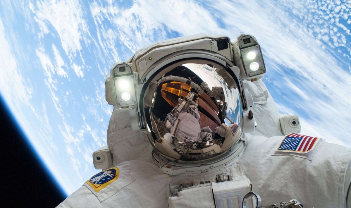ISS-il olev astronaut kosmosekõndi tegemas