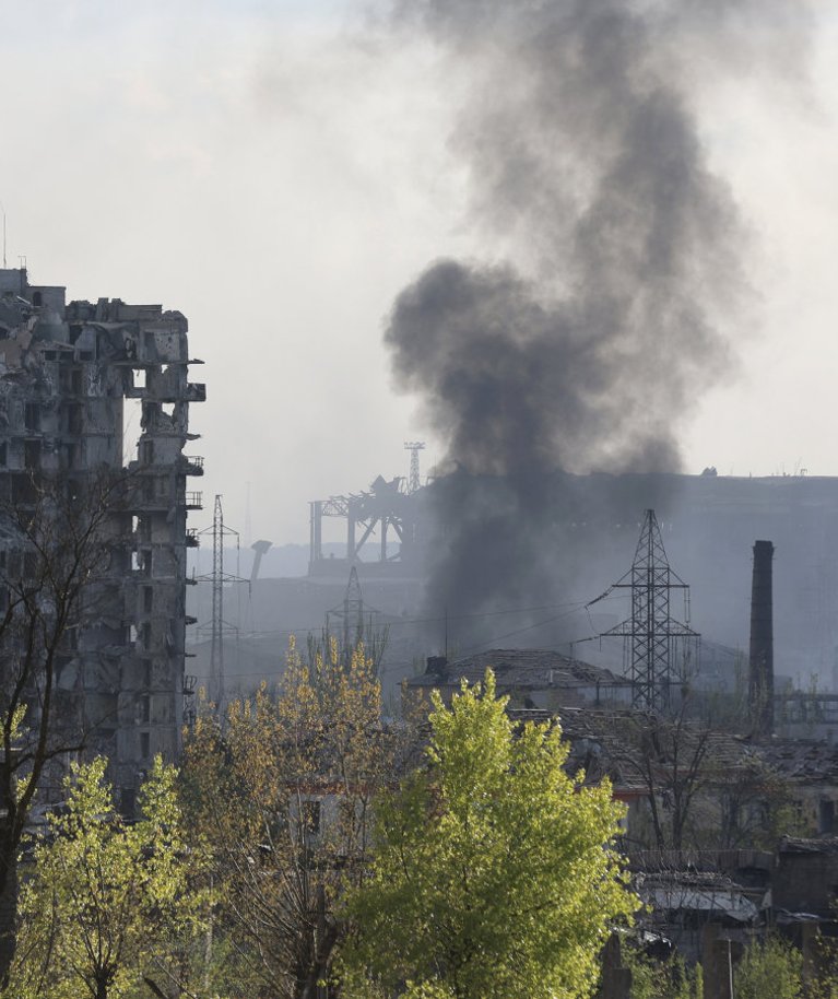Suitsupilv Azovstali tehase kohal. Foto tehtud 4. mail 2022