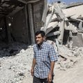 Uppunud Süüria poisi isa naasis kodutänava varemete juurde Kobanis