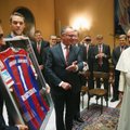 FOTOD: Bayerni mängijad kinkisid Rooma paavstile omanimelise särgi