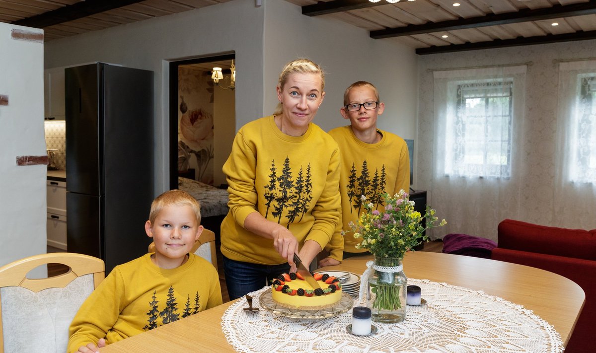 Helena armastab küpsetada, pojad Simmo ja Sten söövad meelsasti ema hõrgutisi. Pildil lõigatakse tort lahti Asu talu elutoas.