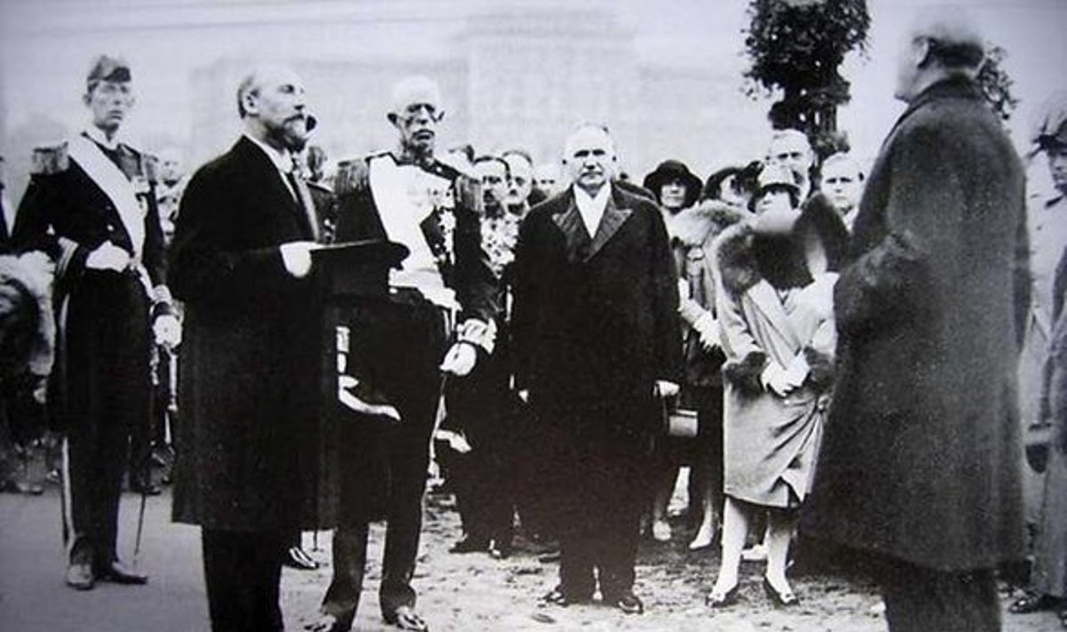 VALITSEJAL KÜLAS: Sügisel 1928 käis riigivanem Jaan Tõnisson Stockholmis juubeli puhul õnnitlemas Rootsi kuningat Gustav V, kelle eelkäijad olid Eestit valitsenud. Pildil seisab Tõnisson kübar näpus, temast paremal kuningas.