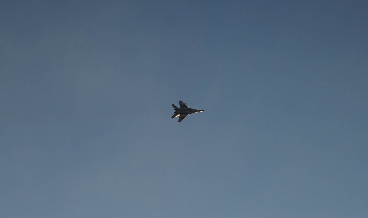 TIIVAD: Ukraina õhuväe MiG-29 lendab Donbassis.