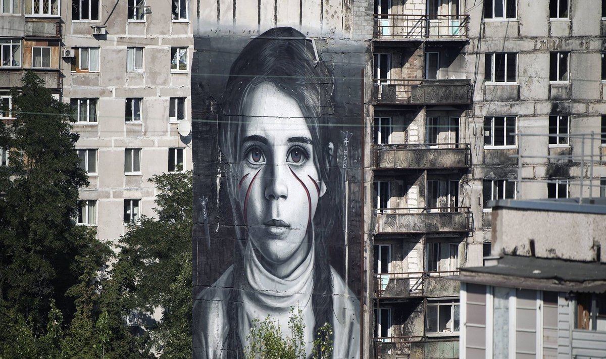 Граффити на стене разрушенного жилого дома в Мариуполе, находящегося под российской оккупацией.
