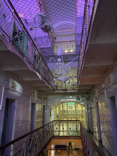 Adrenaliinijanulisemad turistid külastavad Lukiškėse vanglat öisel vanglatuuril.