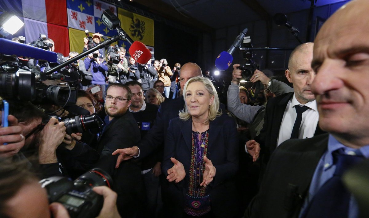 Kaotusest hoolimata säilitas Marine Le Pen (keskel) valimispäeva õhtul rõõmsa meele.