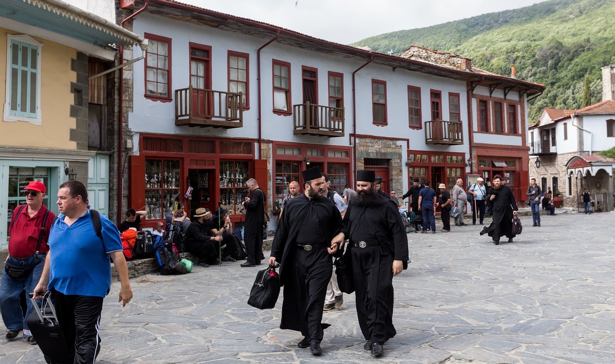 Mungad ja külastajad Athose autonoomse mungariigi pealinnas Karyeses, kus on mõned poekesed, kuid puudub meenemüük.