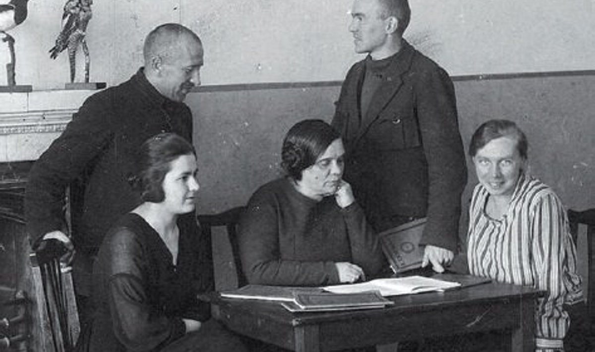 Pildil aastast 1926 seisvad õp. Heinrich Bach (Oja) ja koolijuhataja Villem Alto, istuvad õp. I. Schmitd, õp. Hilda Einberg ja õp. Leida Alto