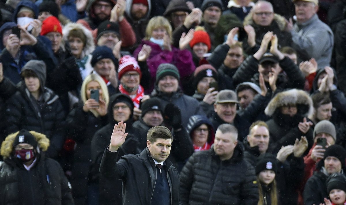 Steven Gerrard (esiplaanil) naasis kuue aasta pikkuse pausi järel Anfieldile.