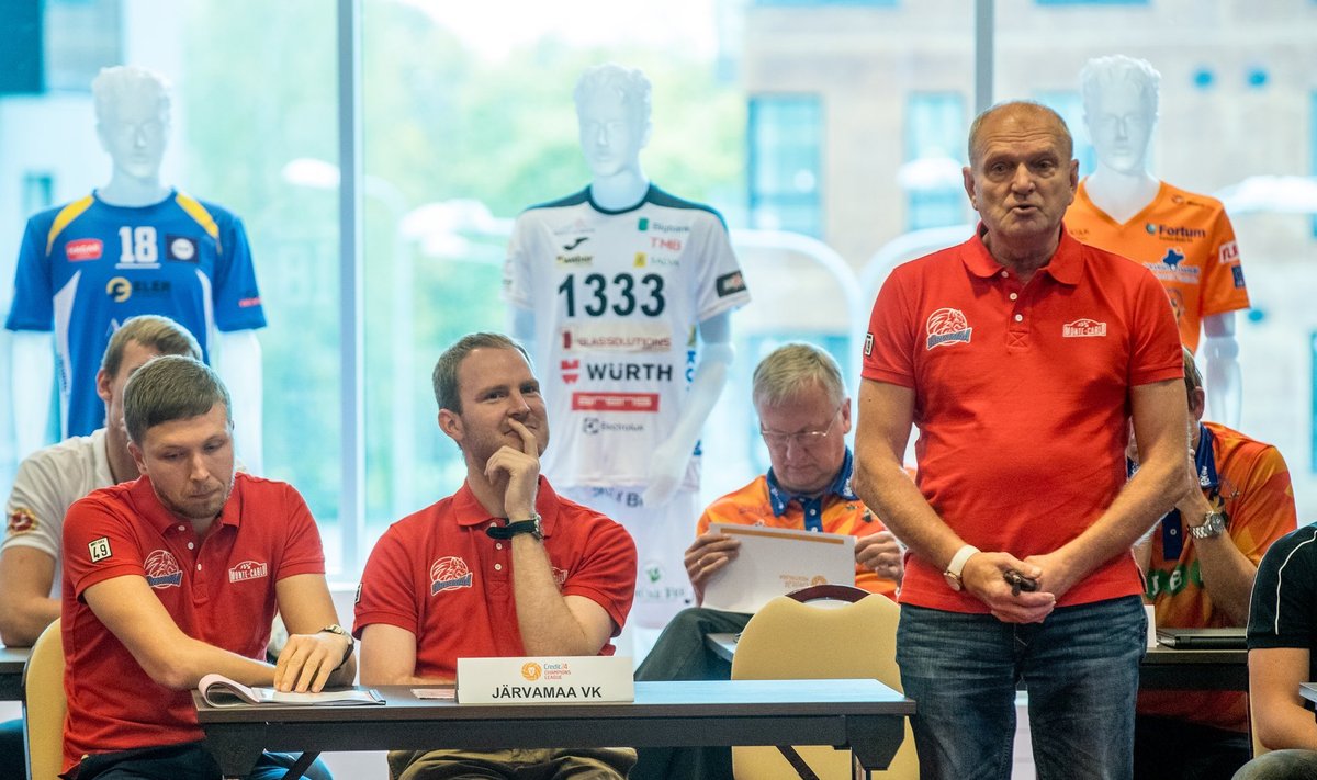 Järvamaa (punastes) klubi juht Veiko Tihemets, mängija Martti Rosenblatt ja külmutatud lepinguga peatreener Laimons Raudsepp