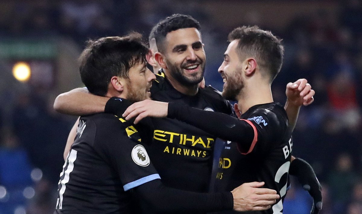 Manchester City mängijad väravat tähistamas