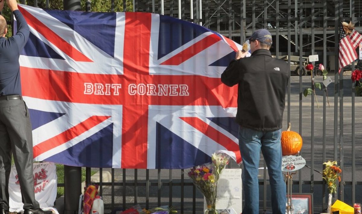 IndyCari rajal hukkunud Dan Wheldoni mälestuseks lipp ja lilled