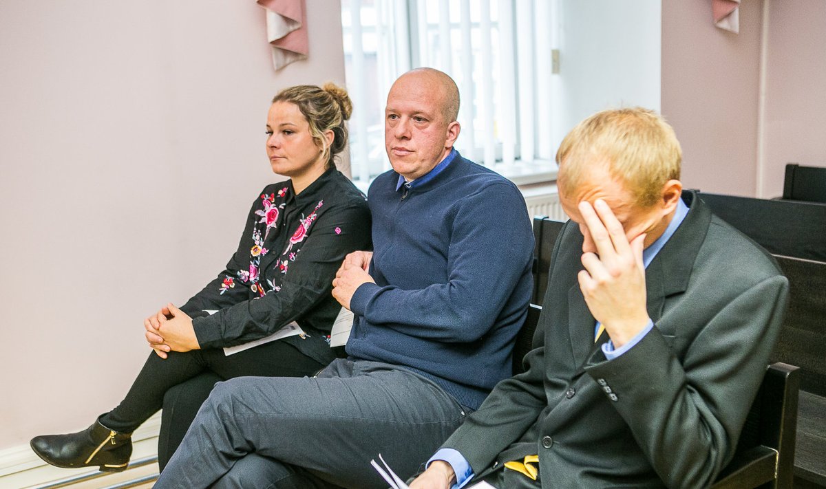 Kristi Väli, Martin Leedo (keskel) ja Egon Jürisson eile Kuressaare kohtumajas.