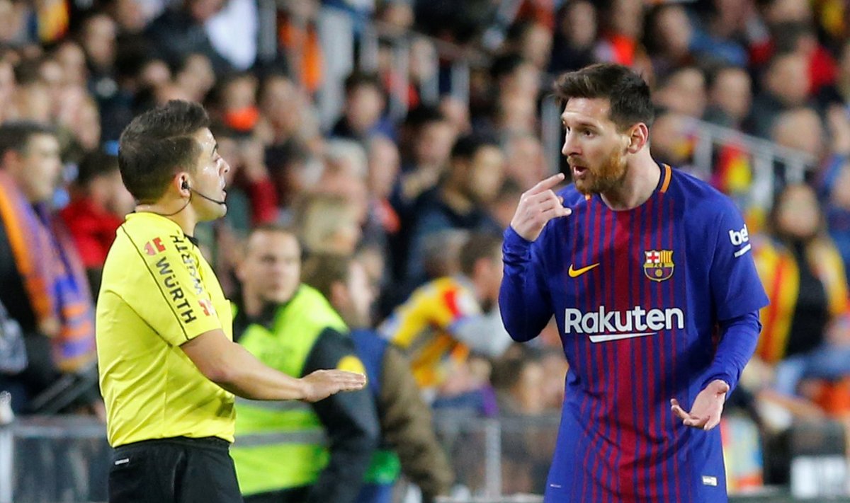 Lionel Messi kohtunikuga vaidlemas