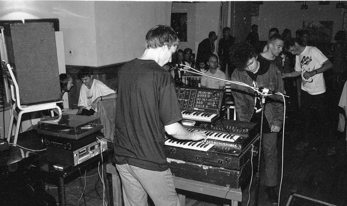 John Peel'i tervitamiskontsert kodulinna majas 1992, laval Hüpnosaurus.
