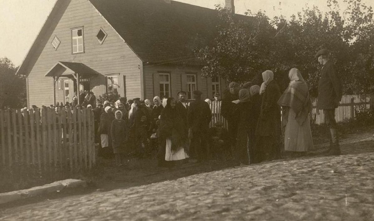 Inimesed leivasabas Keila vallamaja juures Haapsalu maanteel 1918. a suvel
