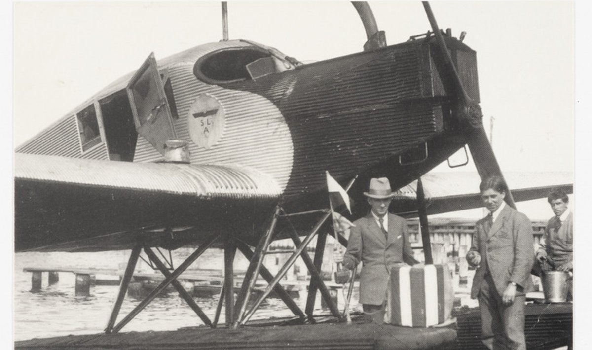 GÖRINGIL JÄI EESTISSE LENDAMATA: Junkers F13 on 19. juulil 1921 just saabunud Stockholmist Tallinna. Vasakult Aeronaudi direktor Jüri Ots, Svenska Lufttrafik AB piloot Hans Eichler ja mehaanik Löfkvist.