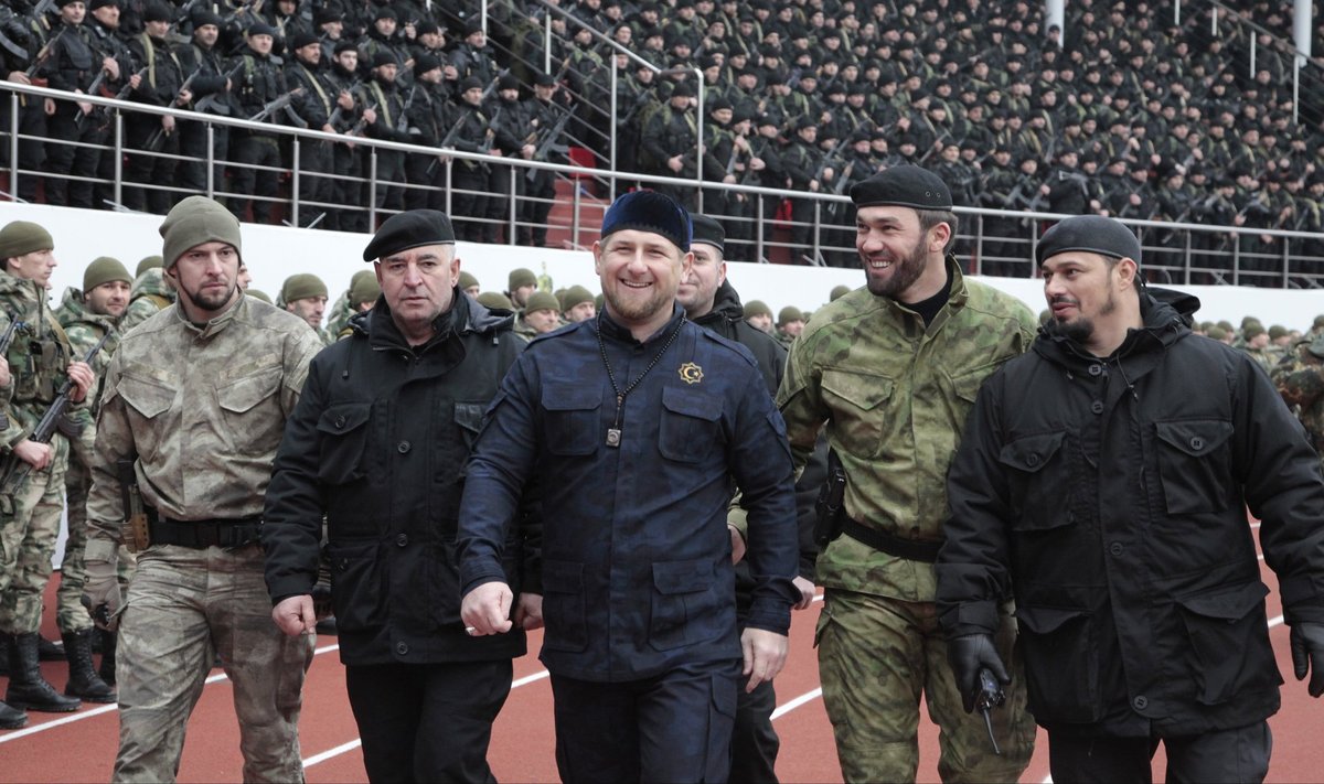 Ramzan Kadõrov (keskel) võttis mullu Tšetšeenias vastu hambuni relvastatud sisevägede üksuste paraadi.