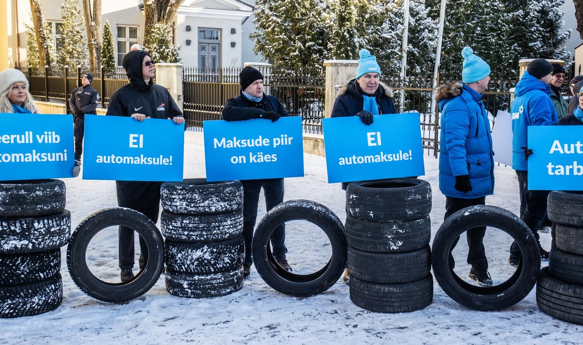 8. veebruaril Stenbocki maja ees toimunud automaksu vastane meeleavaldus.