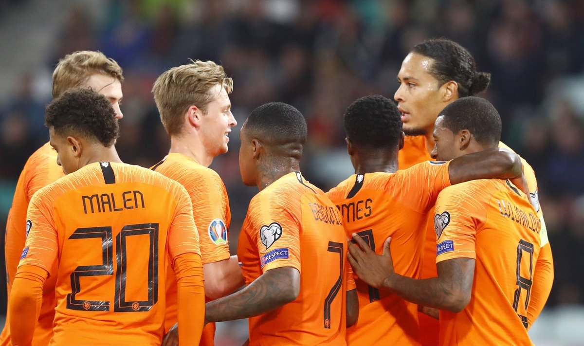 Hollandi jalgpallikoondislased väravat tähistamas