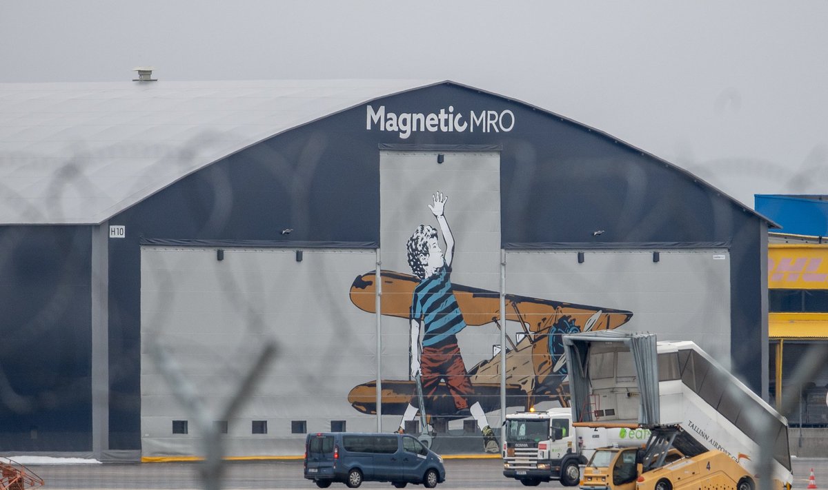 Magnetic MRO ebaseaduslik angaar avati 2023. aasta mais ja firma tutvustas siis uhkelt, et „angaari uksel laiub Eesti tuntud tänavakunstniku Von Bombi joonistus, millega Magnetic MRO jätkab oma julget ja silmapaistvat brändingut“.