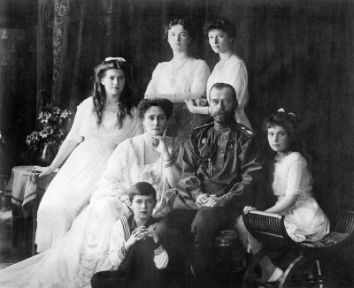 Vasakult: suurvürstinna Maria, keisrinna Alexandra, suurvürstinna Olga ja Tatjana, tsaar Nikolai II ja suurhertsoginna Anastasia