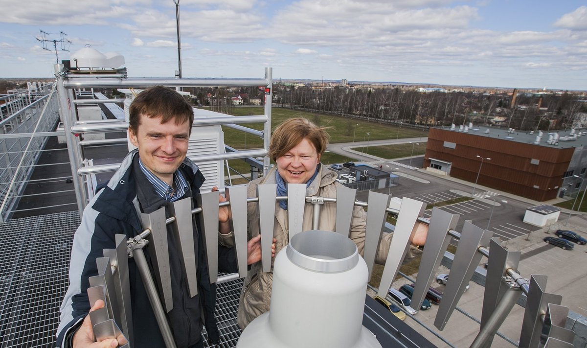 Sander Mirme ja Piia Post peavad TÜ füüsika instituudi uue ilmajaama kõige olulisemaks instrumendiks sadememõõtjat.