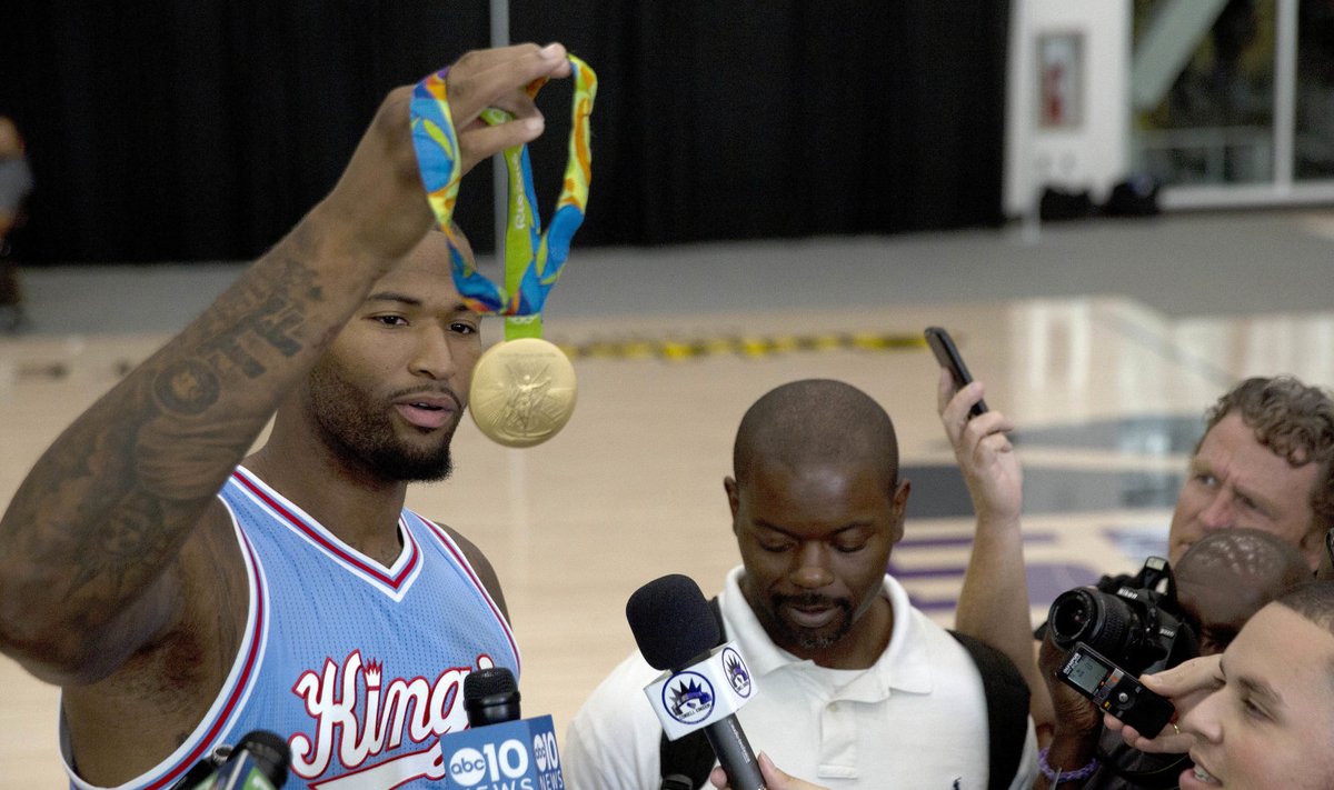DeMarcus Cousins näitab reporteritele Rio olümpia kuldmedalit.