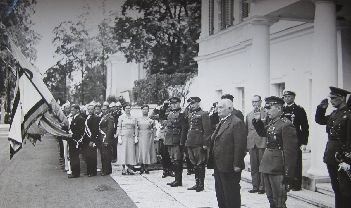 PIDAS KOLME AMETIT: Riigivanem Konstantin Päts võidupühal 23. juunil 1937 Tallinnas. Mõni kuu hiljem oli Päts juba riigihoidja ja seejärel president.