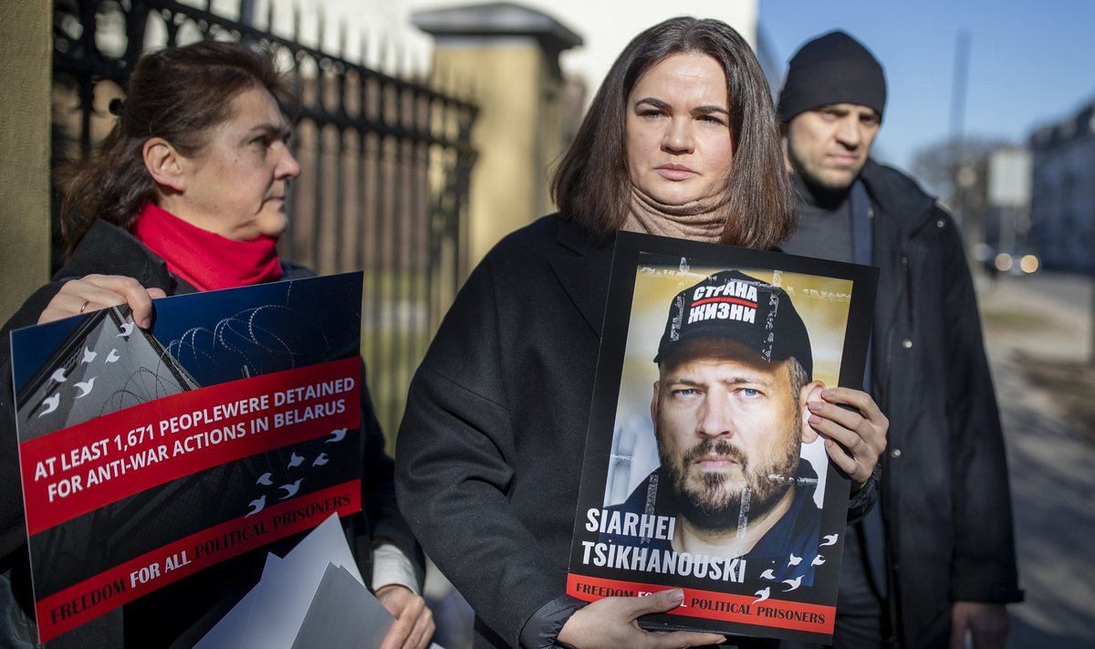 Valgevene opositsiooniliider Svjatlana Tsihhanovskaja hoiab käes oma vangistatud abikaasa Sjargei Tsihhanovski portreed.