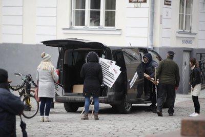 MEELEAVALDAJA RASKE ELU: Eestimaa vabaks sõidetud, läksid protestid Toompeal edasi nakkushaiguste ennetamise ja tõrje seaduse muutmise vastu. Pildil tuuakse üritusele bussitäis plakateid.
