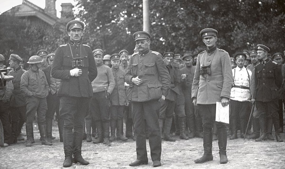 Need mehed võitsid Landeswehri. Esiplaanil Karl Parts, Ernst Põdder ja           Nikolai Reek, tagaplaanil Eesti sõdurid. Foto on tehtud suvel 1919 Lätis.